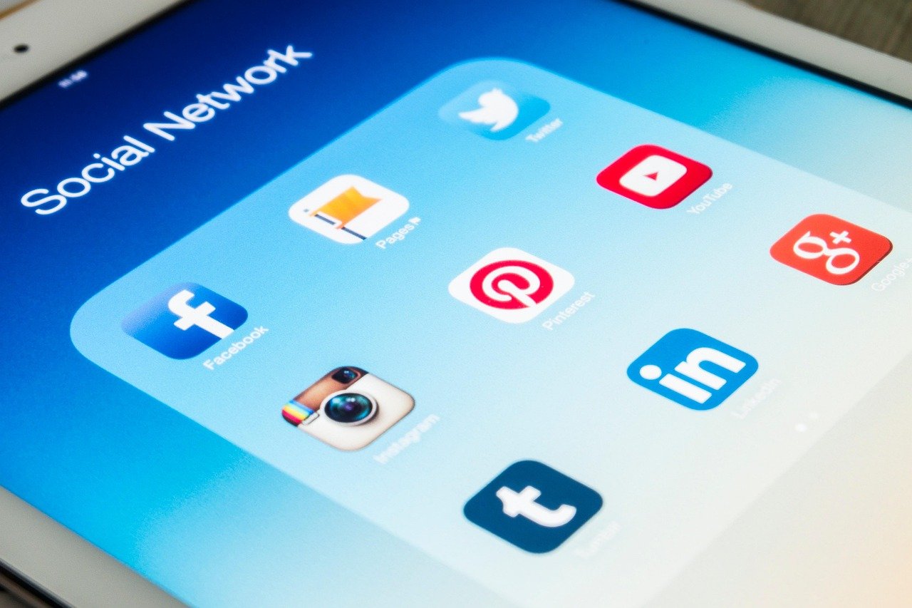 social media, smartphone, screen, applications, mobile applications, app, facebook, twitter, instagram, youtube, pinterest, marketing, internet, online, communication, connection, digital, mobile phone, cellphone, technology, phone, closeup, social media, twitter, instagram, youtube, youtube, youtube, youtube, youtube, pinterest, pinterest, pinterest